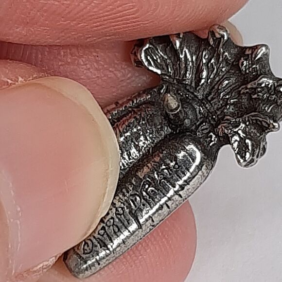1989 Pewter Carrots Lapel Tack Pin Maiden Vermont DP Ltd small Easter signed - Picture 6 of 7
